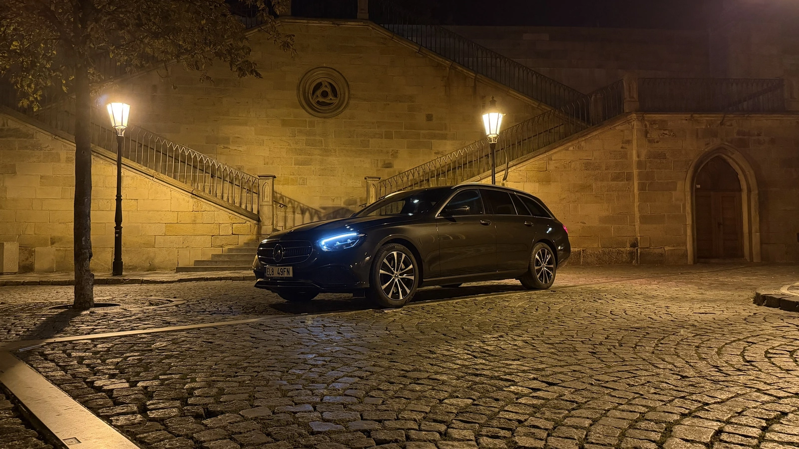 Mercedes-Benz třídy E kombi v noci na Kampě u Karlova mostu