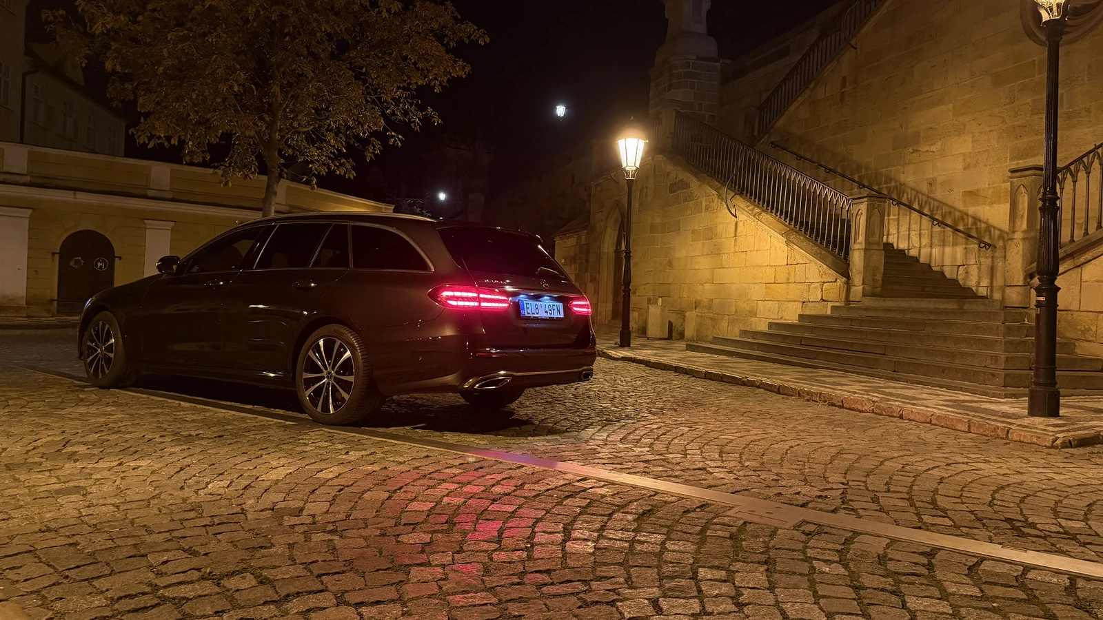 Mercedes-Benz třídy E kombi zezadu, Na Kampě v Praze